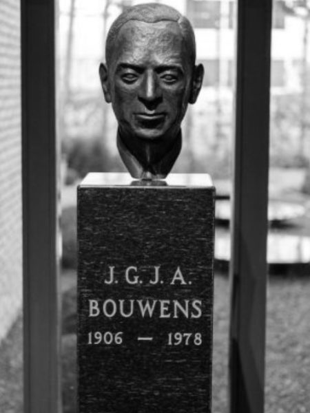 Standbeeld J.G.G.A. Bouwens Standbeeld J.G.G.A. Bouwens